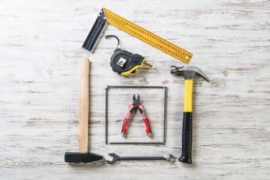 ahşap masa enstrümanlar