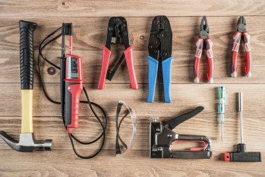 ahşap masa enstrümanlar