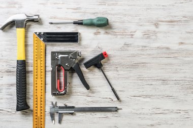 ahşap masa enstrümanlar