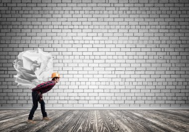 Mühendis adam yükünü taşıyor.