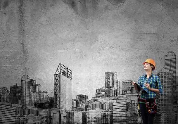 Mujer con carpeta y bocetos de proyecto de construcción —  Fotos de Stock