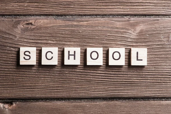 Peças de madeira coletadas para escola palavra — Fotografia de Stock