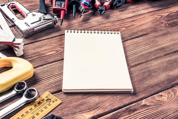 ahşap masa enstrümanlar