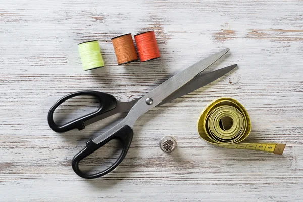 Kit de costura en la mesa — Foto de Stock