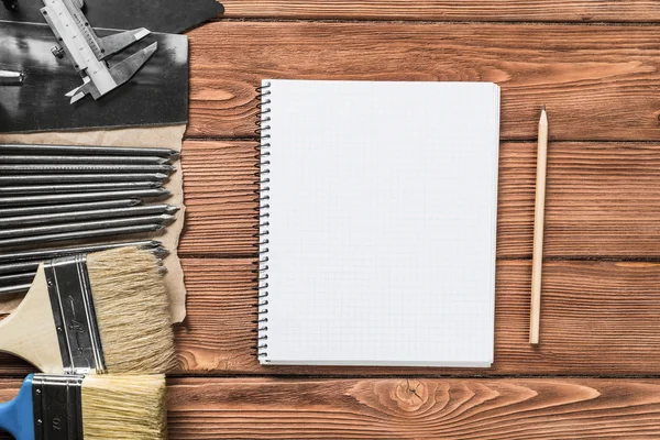 ahşap masa enstrümanlar