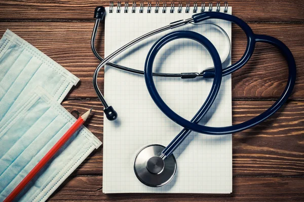 Local de trabalho do médico na mesa de madeira — Fotografia de Stock