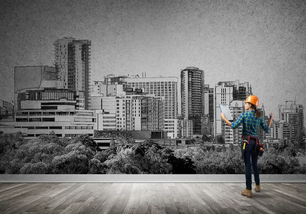 Mujer con carpeta y bocetos de proyecto de construcción —  Fotos de Stock