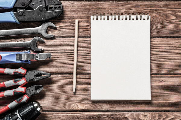 Инструменты на деревянном столе
