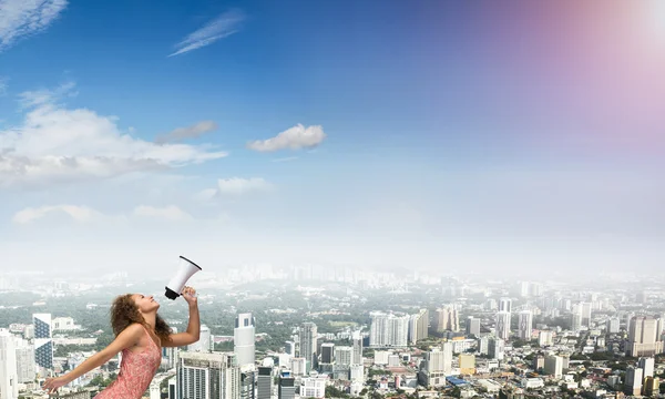 Menina gritando em alto-falante — Fotografia de Stock