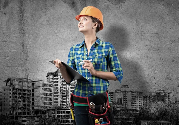 Mulher com pasta e esboços de projeto de construção — Fotografia de Stock