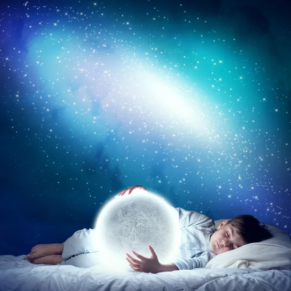 Menino na cama com lua brilhante — Fotografia de Stock
