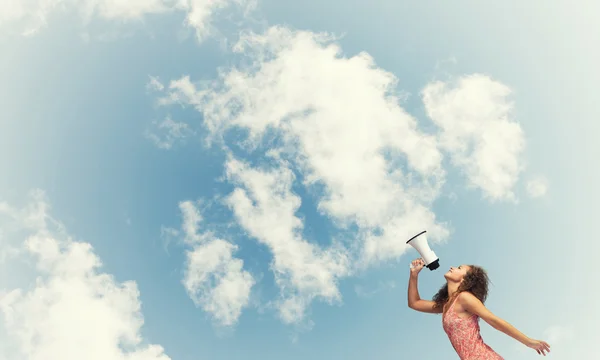 Chica haciendo anuncio — Foto de Stock