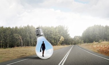 usinesswoman ampul içinde sıkışmış