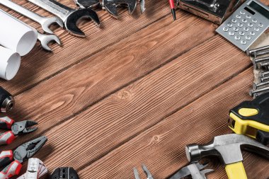 ahşap masa enstrümanlar