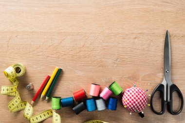 Dikiş takımı masada