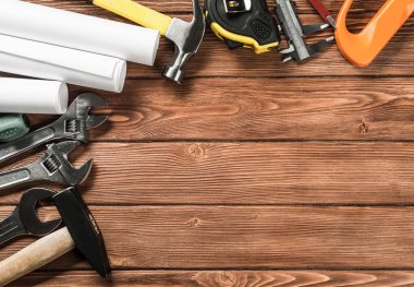 ahşap masa enstrümanlar