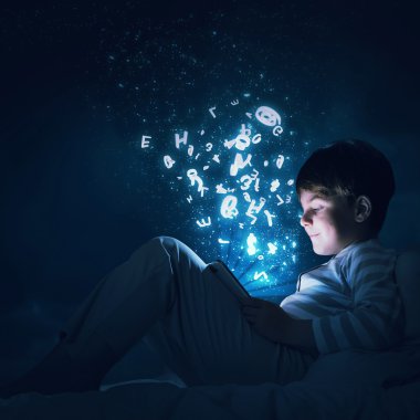 Çocuk onun yatakta tablet ile