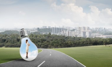 usinesswoman ampul içinde sıkışmış