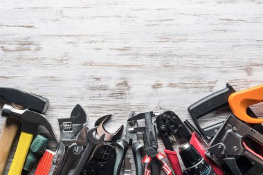 ahşap masa enstrümanlar