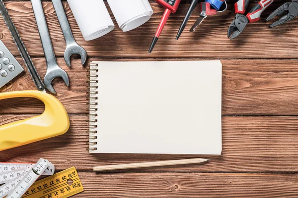 Instrumentos sobre mesa de madera — Foto de Stock