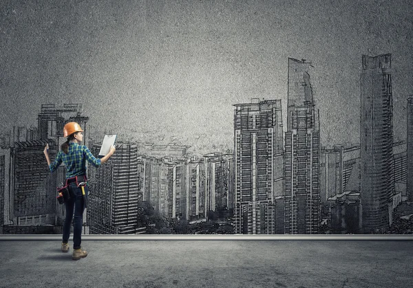 Mujer con carpeta y bocetos de proyecto de construcción — Foto de Stock