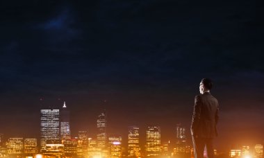 Gece parlayan city ile ilgilenen iş adamı