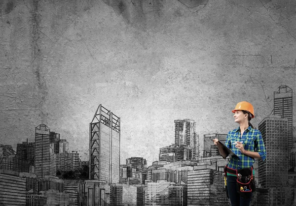 Mujer con carpeta y bocetos de proyecto de construcción —  Fotos de Stock