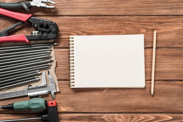 Instrument på träbord — Stockfoto