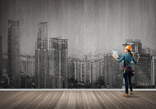 Frau mit Mappe und Skizzen des Bauvorhabens — Stockfoto