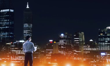 Gece parlayan city ile ilgilenen iş adamı