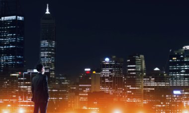 Gece parlayan city ile ilgilenen iş adamı