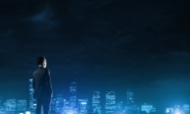 Gece parlayan city ile ilgilenen iş adamı