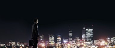 Gece parlayan city ile ilgilenen iş adamı