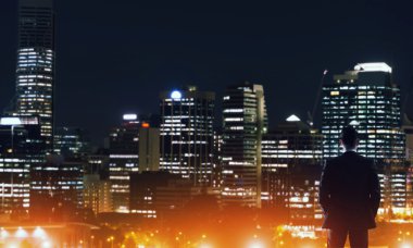 Gece parlayan city ile ilgilenen iş adamı