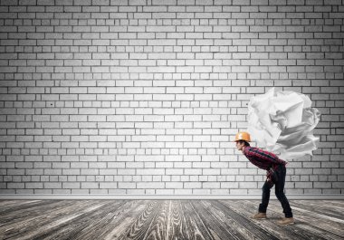 Mühendis adam yükünü taşıyor.