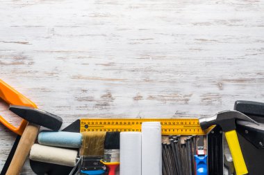 ahşap masa enstrümanlar