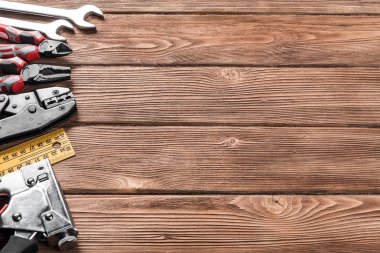 ahşap masa enstrümanlar