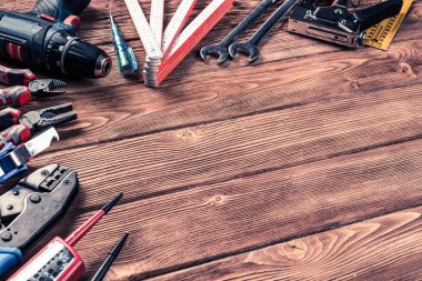 ahşap masa enstrümanlar