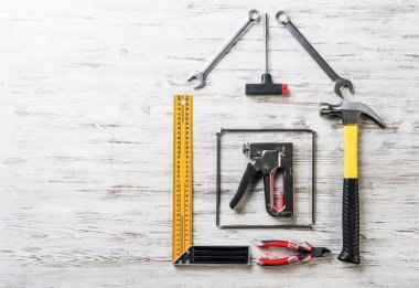 ahşap masa enstrümanlar