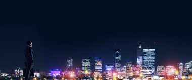 Gece parlayan city ile ilgilenen iş kadını