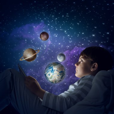 Çocuk onun yatakta tablet ile