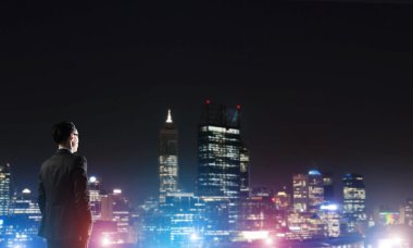 Gece parlayan city ile ilgilenen iş adamı