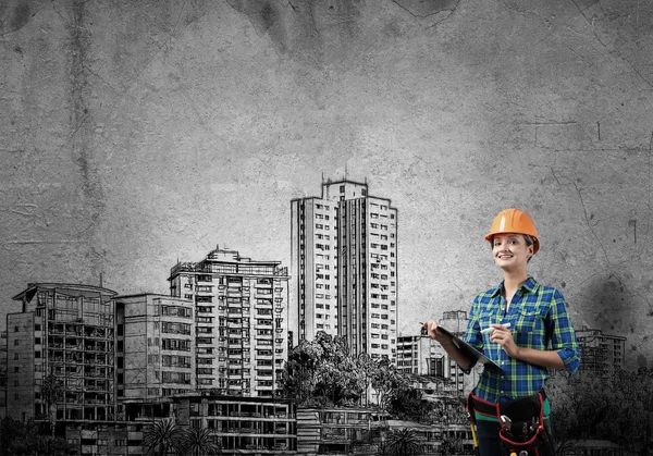 Mujer con carpeta y bocetos de proyecto de construcción — Foto de Stock