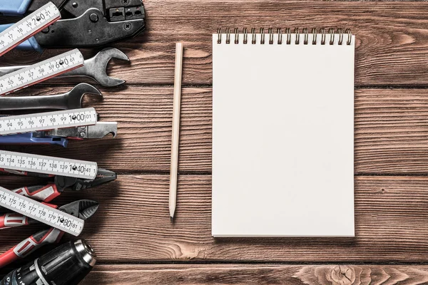 ahşap masa enstrümanlar