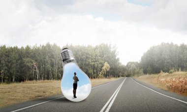 Ampulün içindeki iş kadını