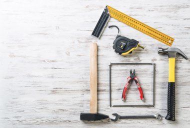 ahşap masa enstrümanlar