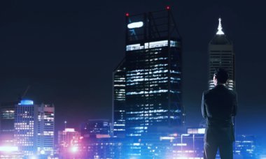 Gece parlayan city ile ilgilenen iş adamı