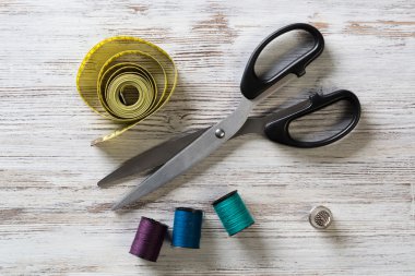Dikiş takımı masada