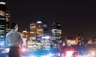 Gece parlayan city ile ilgilenen iş adamı