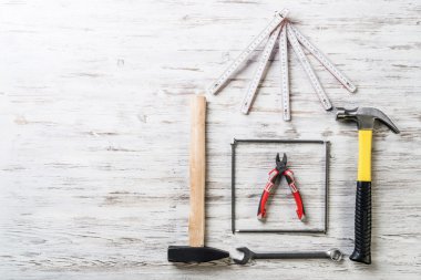 ahşap masa enstrümanlar